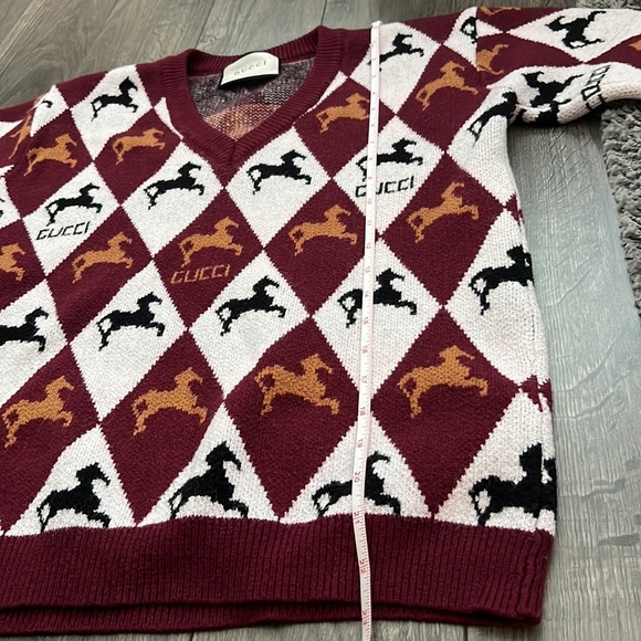 AUTHENTIC Gucci Horse Tile Wool V-Neck Logo Sweater - Picture 8 of 10